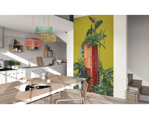 Helle, geräumige Küche mit Esstisch und Fototapete mit Gebäudemotiv