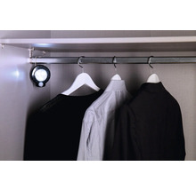 Kleiderschrank mit Kleidung und LED-Leuchte