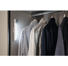 Kleiderschrank mit LED Leuchte und hängenden Hemden