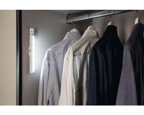 Kleiderschrank mit LED Leuchte und hängenden Hemden
