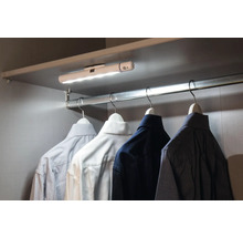 LED-Schrankleuchte beleuchtet Kleidung im Kleiderschrank