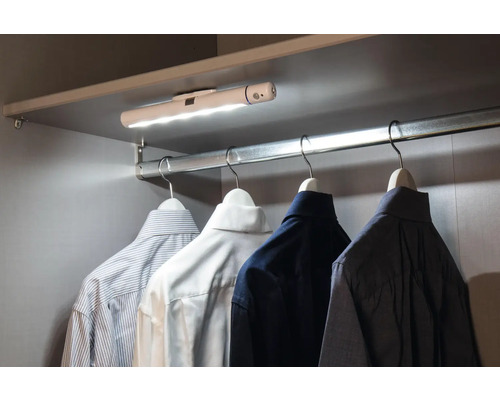 LED-Schrankleuchte beleuchtet Kleidung im Kleiderschrank