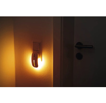 Nachtlicht mit Bewegungssensor in Steckdose neben Tür