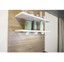 Wandregale mit LED-Beleuchtung und Küchenutensilien