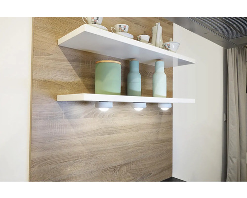 Wandregale mit LED-Beleuchtung und Küchenutensilien