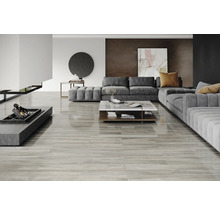 Wohnzimmer mit Sofa, Couchtisch und Kamin auf Holzboden