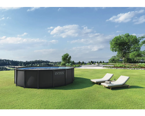 Aufbaubecken mit Intex Logo auf einer Wiese
