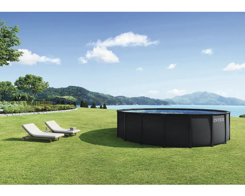 Intex Pool auf einer Wiese mit zwei Liegestühlen