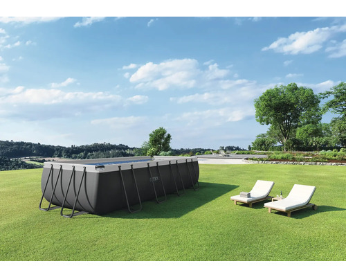 Aufstellpool im Garten mit zwei Liegestühlen und Intex Logo