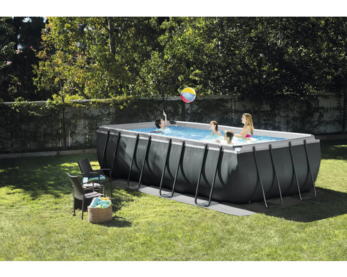 Rechteckiger Framepool im Garten mit badenden Personen