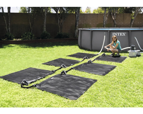Schwimmbad Solarheizungssystem mit Solarmatten und Intex Schwimmbad im Garten