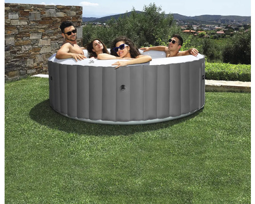 Aufblasbarer grauer Whirlpool mit vier Personen im Garten.