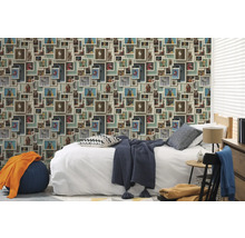 Schlafzimmer mit einer Tapete, die Tierportraits in Bilderrahmen zeigt.