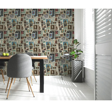 Esszimmer mit Fototapete mit Tiermotiven, Esstisch, Stühlen und Zimmerpflanze.