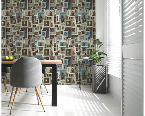 Esszimmer mit Fototapete mit Tiermotiven, Esstisch, Stühlen und Zimmerpflanze.