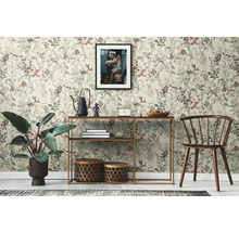 Wohnzimmer mit floraler Tapete, Konsole und Dekorationen wie Pflanzen und Körben