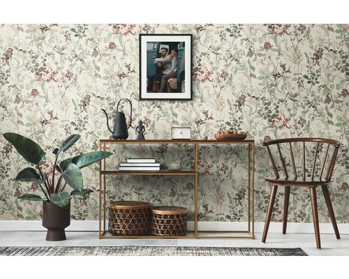 Wohnzimmer mit floraler Tapete, Konsole und Dekorationen wie Pflanzen und Körben