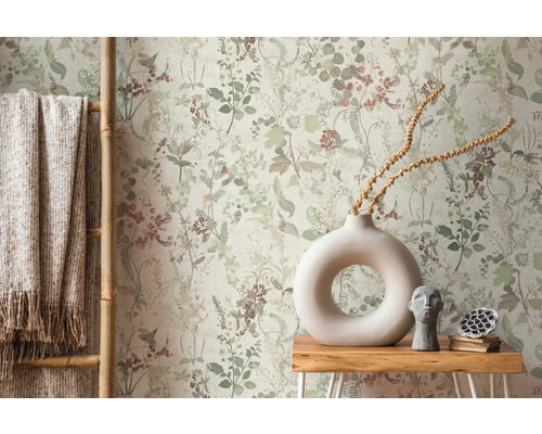 Dekoratives Interieur mit Blumentapete, Leiter und Tisch