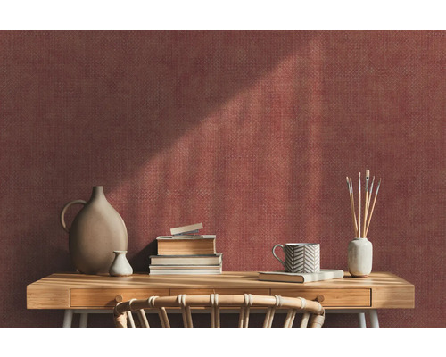 Szene mit Schreibtisch, Dekoration und roter Wandtapete