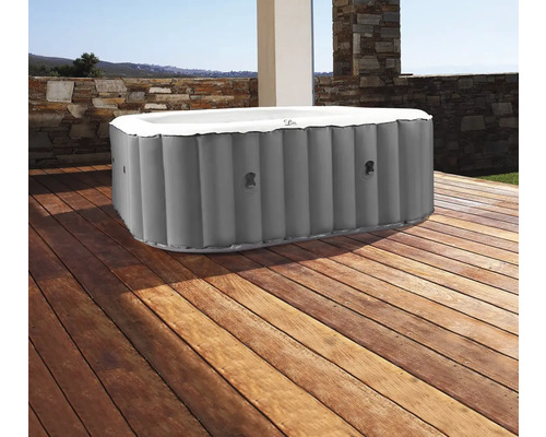Aufblasbarer Whirlpool auf einer Holzterrasse