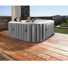 Aufblasbarer Whirlpool für zwei Personen auf einer Holzterrasse