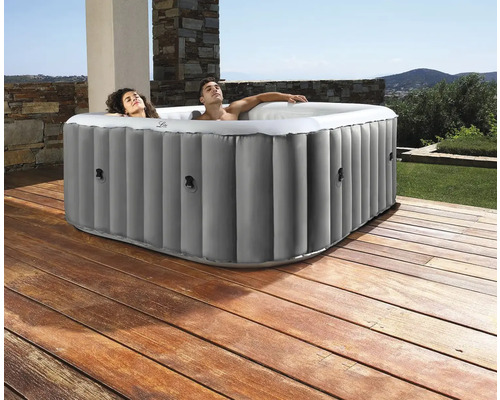 Aufblasbarer Whirlpool für zwei Personen auf einer Holzterrasse