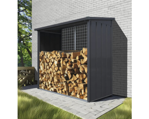 Holzlager aus Metall mit Holzfüllung an einer Hauswand