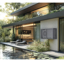 Modernes Haus mit Klimaanlagenverkleidung, Teich und Liegestühlen