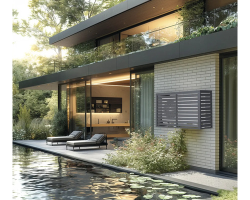 Modernes Haus mit Klimaanlagenverkleidung, Teich und Liegestühlen