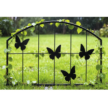 Dekorative Gartenpforte mit Schmetterlingsmotiven und Pflanzenverzierungen im Garten.