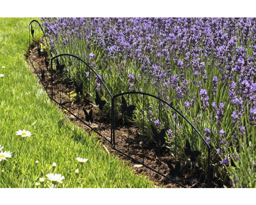 Gartenzaun mit Schmetterlingsmotiv zur Begrenzung eines Blumenbeets