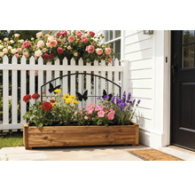 Holzblumenkasten mit Blumen vor einem Haus