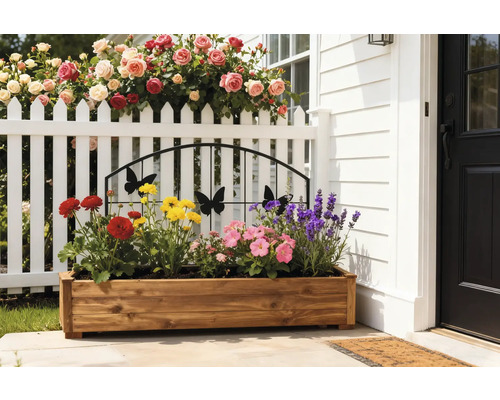 Holzblumenkasten mit Blumen vor einem Haus