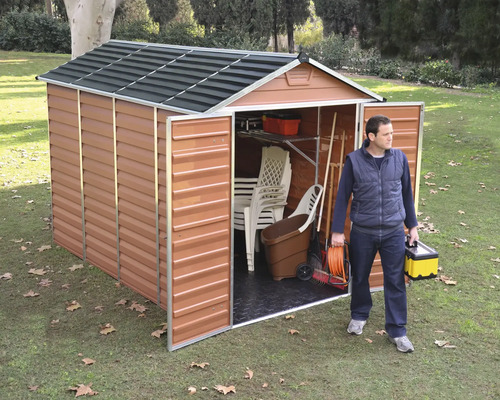 Gartenschuppen aus Metall mit geöffneten Türen und einer Person, die Gartengeräte trägt