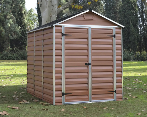 Gartenschuppen aus Kunststoff mit Doppeltür auf einer Rasenfläche.