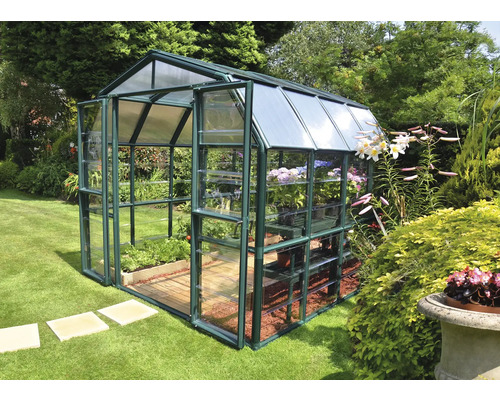 Gewächshaus mit Pflanzen im Garten