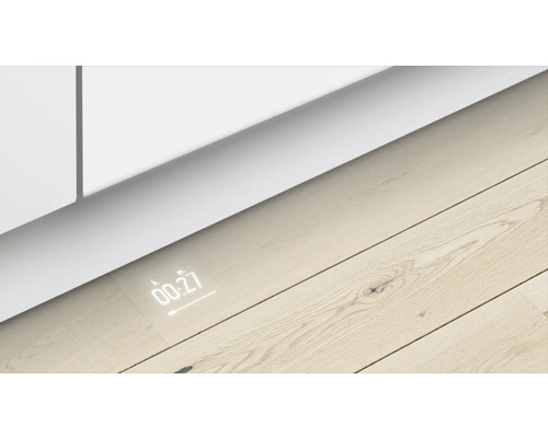 Szene eines Holzfußbodens mit digitaler Anzeige auf dem Boden, die eine Zeit anzeigt.