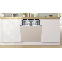 Geöffneter Geschirrspüler in einer Küchenzeile