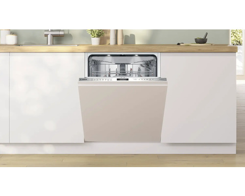 Geöffneter Geschirrspüler in einer Küchenzeile