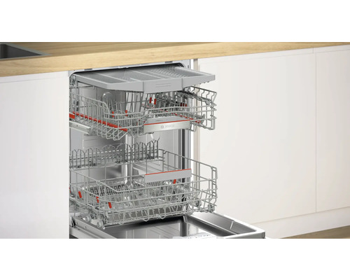 Geöffneter Geschirrspüler mit Geschirrkörben