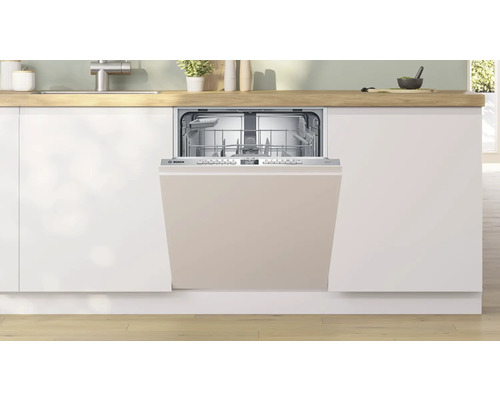 Offener Geschirrspüler von Bosch in einer hellen Küche.