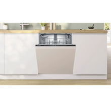 Geöffnete Geschirrspülmaschine von Bosch in einer modernen Küche.