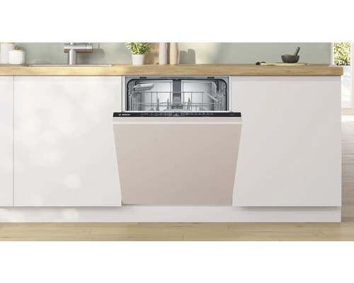 Geöffnete Geschirrspülmaschine von Bosch in einer modernen Küche.