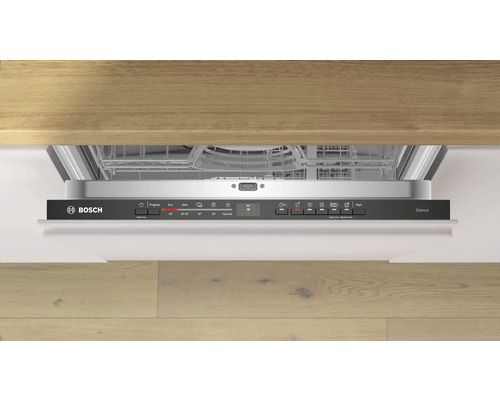 Geöffneter Geschirrspüler mit Bedienfeld und Bosch Logo