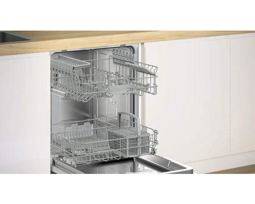 Geöffneter Geschirrspüler mit Geschirrkörben in einer Küchenzeile