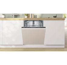 Offener Geschirrspüler von Bosch in einer modernen Küche