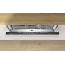 Geöffneter Geschirrspüler mit Bedienfeld und Bosch Logo