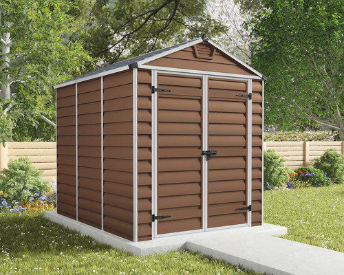 Gartenschuppen aus Kunststoff mit Doppeltür auf Betonfundament im Garten