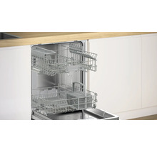 Offener Geschirrspüler mit herausgezogenen Körben in einer modernen Küche.