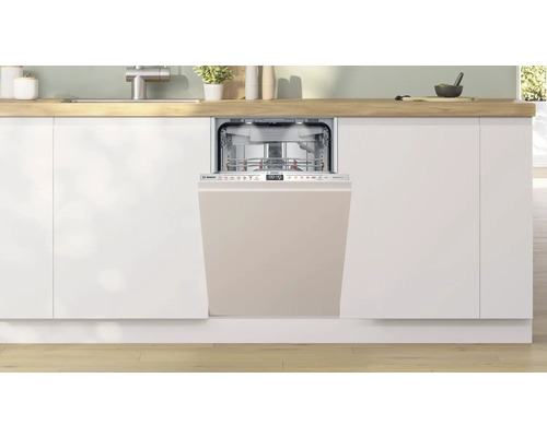 Einbaugeschirrspüler in einer modernen Küche mit weißen Schränken und einer hellen Arbeitsplatte.